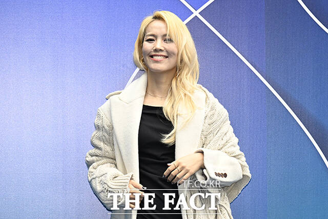 가수 소향이 4일 오전 서울 중구 동대문디자인플라자(DDP)에서 열린 2026 F/W 서울패션위크 므아므(MMAM) 포토월에 참석해 포즈를 취하고 있다. /송호영 기자