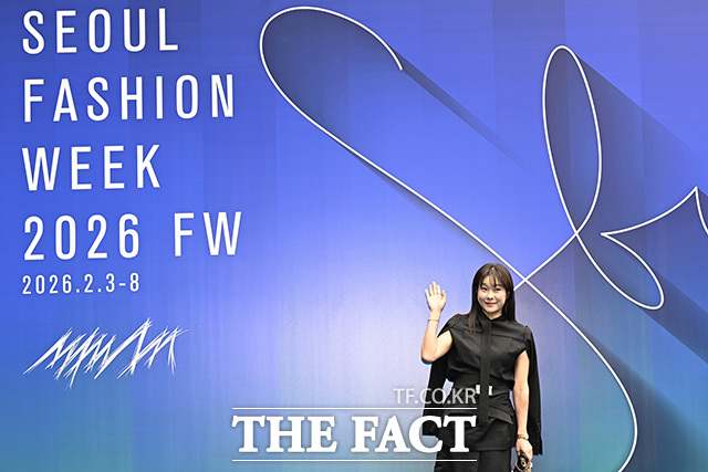 현영이 미소를 짓고 있다.