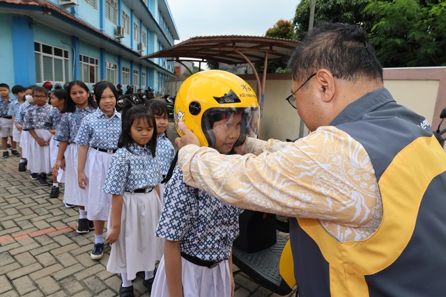 곽종득 KB손해보험 인도네시아 법인장이 어린이에게 안전모를 씌워주고 있다. /KB손해보험