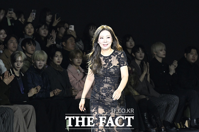 디자이너 곽현주가 런웨이에 나와 인사를 하고 있다.