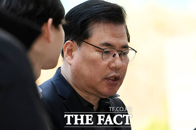 유동규 전 성남도시개발공사 기획본부장이 22일 오전 서울 서초구 서울중앙지법에서 열린 대장동 본류 배임 사건 특정범죄가중처벌등에관한법률위반(뇌물) 등 공판에 출석하고 있다. /서예원 기자