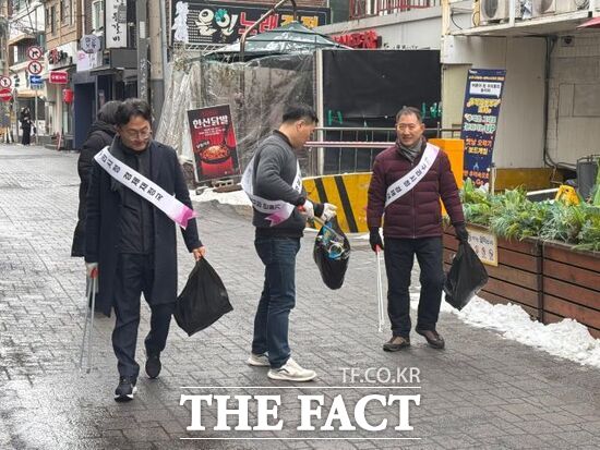 구리시 공무원들과 상인, 관계자 등이 4일 지역 내 시장을 찾아 환경정비 활동을 벌이고 있다. /구리시