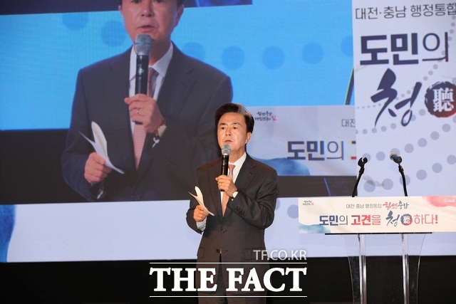 김태흠 충남지사가 4일 충남 천안 단국대학교 천안캠퍼스에서 도민의 고견을 청하다 타운홀 미팅에서 인사말을 하고 있다. /노경완 기자