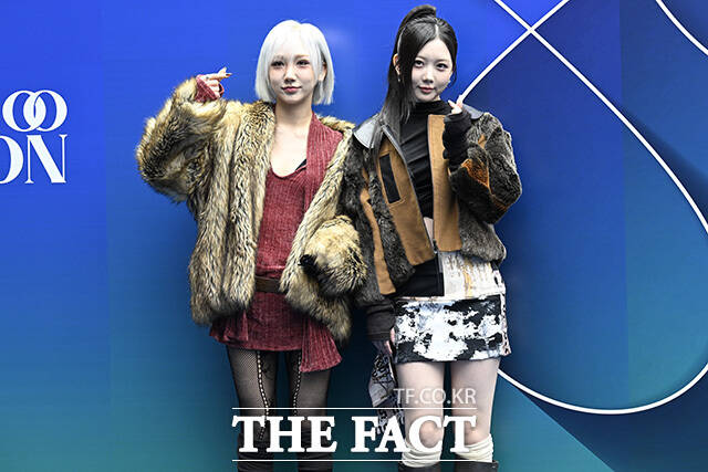 엠마와 윤서가 손으로 하트를 만들어 보이고 있다.