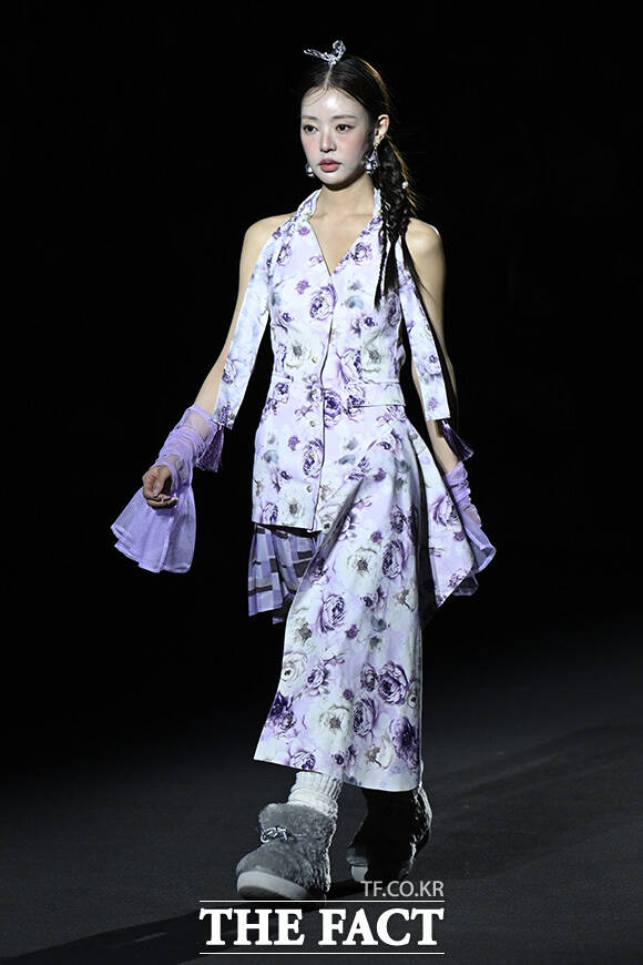 인플루언서 유시은이 런웨이를 걷고 있다.