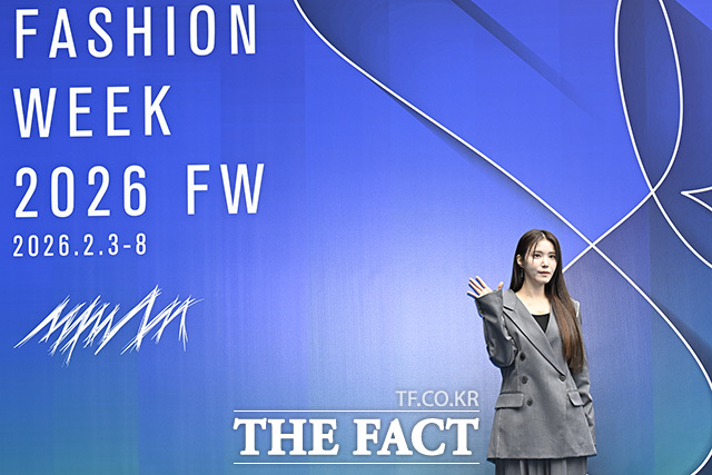 [더팩트 | 송호영 기자] 배우 정시아가 4일 오전 서울 중구 동대문디자인플라자(DDP)에서 열린 2026 F/W 서울패션위크 므아므(MMAM) 포토월에 참석해 포즈를 취하고 있다.