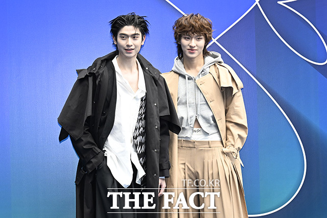 태국 배우 토마스(왼쪽)와 껑이 4일 오전 서울 중구 동대문디자인플라자(DDP)에서 열린 2026 F/W 서울패션위크 므아므(MMAM) 포토월에 참석해 포즈를 취하고 있다. /송호영 기자