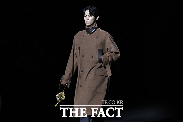 그룹 SF9의 유태양이 런웨이를 걷고 있다.