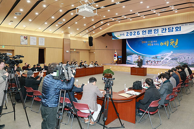 김학동 예천군수가 새해 언론인과의 간담회에서 발언하고 있다. /예천군