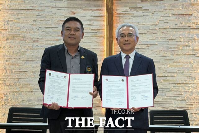 태국에서 열린 업무협약식에서 이희학 목원대 총장(오른쪽)이 타나펀 우따라딧라차팟대 한국어학과장과 기념촬영을 하고 있다. /목원대