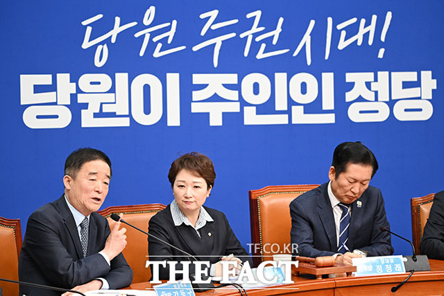 합당 논의 중단 촉구하는 강득구 더불어민주당 최고위원(왼쪽).