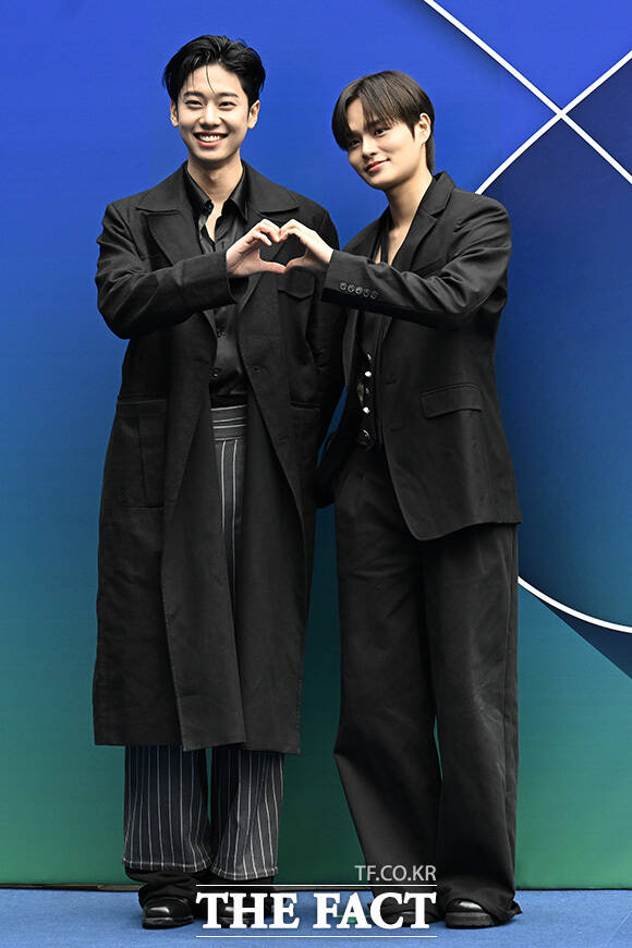 그룹 에이비식스의 김동현(왼쪽)과 이대휘가 4일 오후 서울 중구 동대문디자인플라자(DDP)에서 열린 2026 F/W 서울패션위크 곽현주컬렉션 포토월에 참석해 포즈를 취하고 있다.