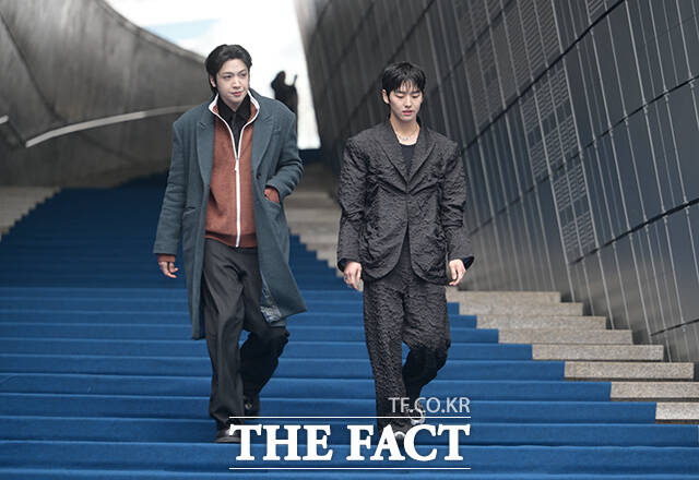 펜타곤 우석(왼쪽)과 홍석이 4일 오후 서울 중구 동대문디자인플라자(DDP)에서 열린 2026 F/W 서울패션위크 페노메논시퍼 포토월에 참석해 블루카펫을 밟고 있다. /박헌우 기자