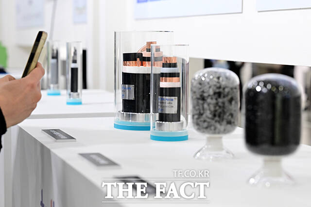 대한전선 부스에 XLPE 재활용 전력 케이블 등이 전시돼 있다.