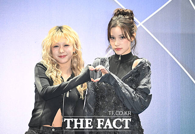 케플러 히카루(왼쪽)와 휴닝바히에가 4일 오후 서울 중구 동대문디자인플라자(DDP)에서 열린 2026 F/W 서울패션위크 얼킨 포토월에 참석해 블루카펫을 밟고 있다. /박헌우 기자