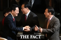  김석기, 교섭단체 연설 마친 장동혁 대표에게 '엄지척' [포토]