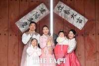  '봄아, 반가워' 입춘첩 붙인 말띠 가족 [포토]