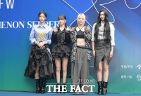  패션위크 참석한 에버글로우 '반갑게 손 인사' [TF사진관]