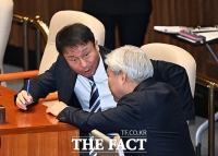  서왕진 조국혁신당 원내대표와 대화하는 한병도 원내대표 [포토]