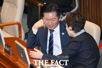  '합당 갈등' 정청래-이언주, 본회의에서도 이어지는 대화 [TF사진관]