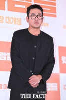  하정우, 비연예인 여성과 열애 중…