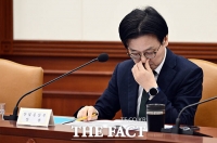  회의자료 살펴보는 김정관 산업통상자원부 장관 [포토]