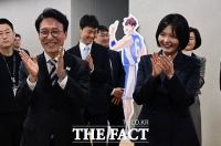  네이버 웹툰 현황보고에 박수치는 김민석 국무총리 [포토]