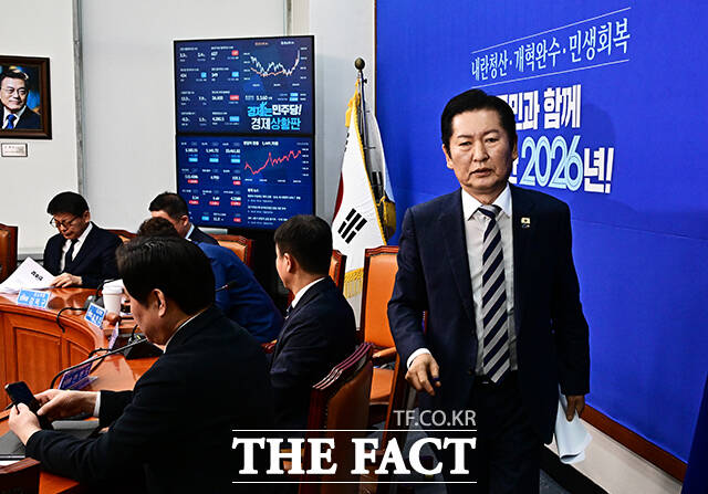 친명계 모임인 더민주전국혁신회의 상임대표 김문수 의원과 유동철 부산수영지역위원장은 졸속 합당 중단 촉구 전 당원 서명운동에 돌입했다. 사진은 2일 오전 국회에서 열린 최고위원회의에 참석한 정청래 대표. /배정한 기자