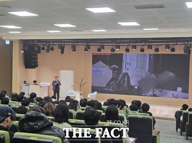 지난 1월 고정환 박사가 레전드 과학자 사이언스 토크쇼에서 누리호 개발 이야기를 하는 모습. /세종시교육청