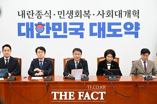 한병도 더불어민주당 원내대표(가운데)가 5일 오전 서울 여의도 국회에서 열린 정책조정회의에 참석해 발언을 하고 있다. /국회=남용희 기자