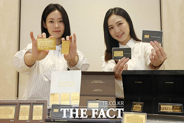신세계백화점이 병오년 새해를 맞아 명절 선물 세트로 골드바를 선보인다. /신세계백화점