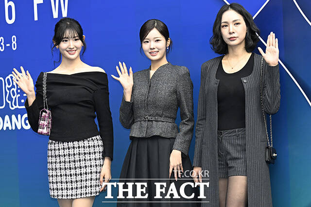 미스코리아 이서현과 정연우, 김수현(왼쪽부터)이 5일 오후 서울 중구 동대문디자인플라자(DDP)에서 열린 2026 F/W 서울패션위크 유가당 포토월에 참석해 포즈를 취하고 있다. /송호영 기자