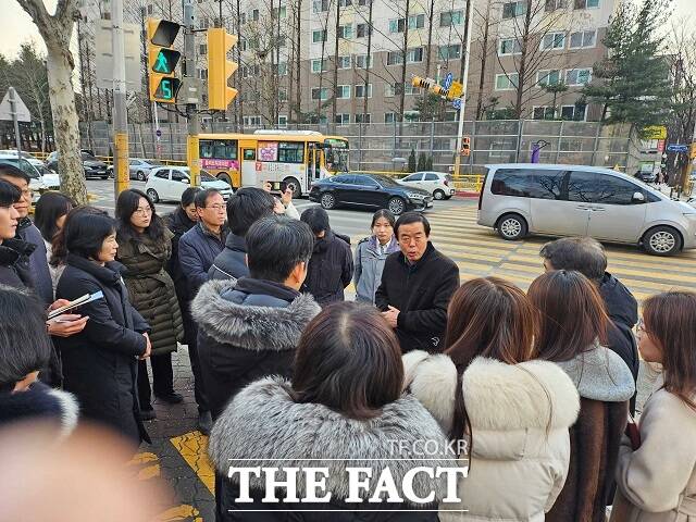 권주홍 안양시 옴부즈만 위원장이 관계 공무원 및 경찰과 함께 백영고 및 귀인초 사거리 현장을 찾아 신호 체계 개선방안을 논의하고 있다. /안양시