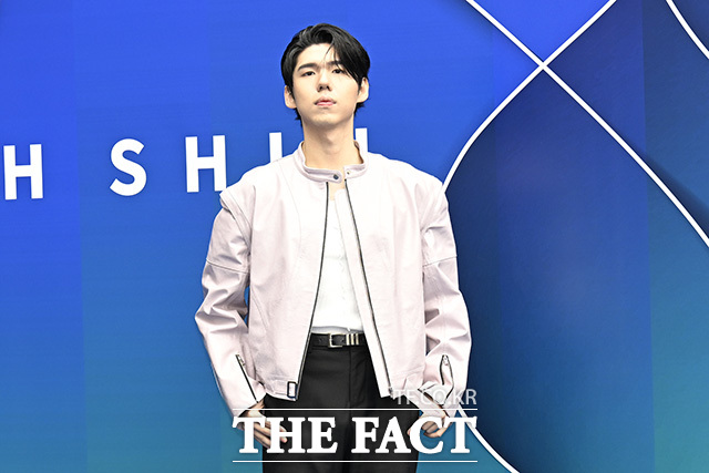 가수 가호가 5일 오전 서울 중구 동대문디자인플라자(DDP)에서 열린 2026 F/W 서울패션위크 한나신 포토월에 참석해 포즈를 취하고 있다. /송호영 기자