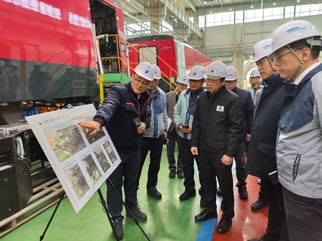홍지선 국토교통부 제2차관이 5일 오후 철도차량 제작사 다원시스 정읍공장을 찾아 ITX-마음 차량 제작 진행 상황을 점검했다. /국토교통부