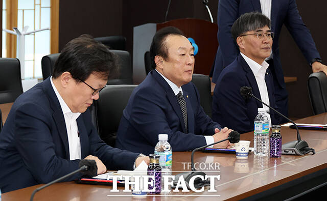 김인 새마을금고중앙회장(왼쪽 두번째)은 지난해 12월 직선제로 치러진 중앙회장 선거에서 득표율 78%를 기록하며 당선됐다. /서예원 기자