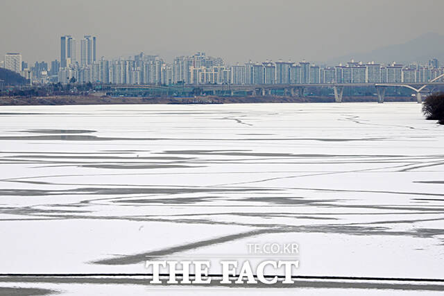 서울시는 5일 오후 9시를 기해 서울 전역에 한파주의보가 발효됨에 따라 한파 종합지원상황실을 가동하고 24시간 비상 대응체제에 돌입했다. 사진은 지난달 26일 오전 서울 강동구 광진교에서 바라본 한강이 얼어붙어 있다. /남윤호 기자