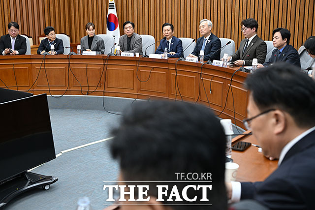 정청래 더불어민주당 대표가 5일 오후 서울 여의도 국회에서 열린 초선의원 간담회에서 인사말을 하고 있다. /국회=남용희 기자