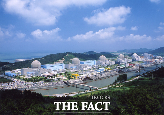 정부가 신규 대형원전 2기 건설을 공식화하며 건설업계에서는 중장기 성장 동력으로 작용할 수 있다는 기대감이 나오고 있다. 사진은 한빛원자력본부 모습. /한국수력원자력