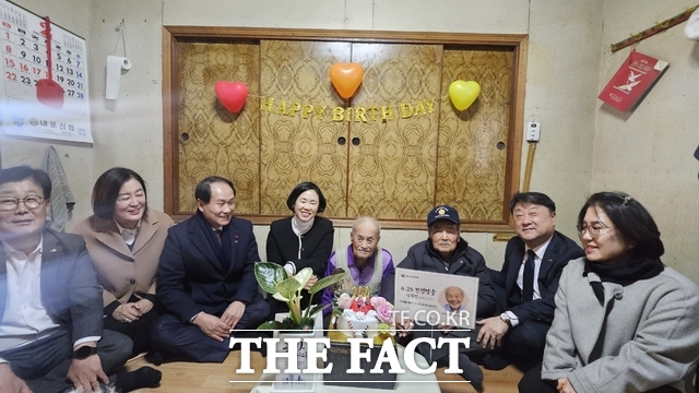 예산군이 4일 100세 국가유공자를 위문 하고 존경과 감사의 마음을 전했다. /예산군