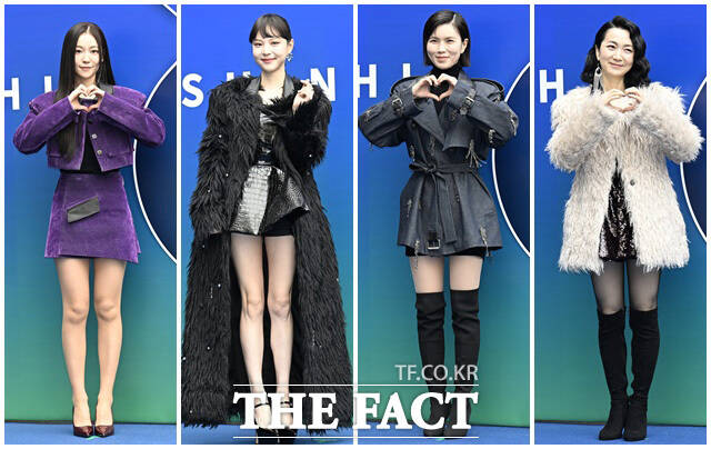 4명의 여배우가 하트를 만들어 보이고 있다.