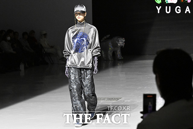 2026 F/W 서울패션위크 유가당 쇼가 5일 오후 서울 중구 동대문디자인플라자(DDP)에서 열린 가운데 한 모델이 런웨이를 걷고 있다. /송호영 기자