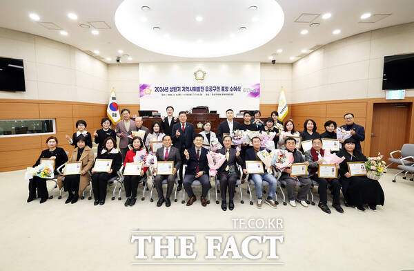 대전시 유성구의회가 5일 유공구민 표창패 수여식을 개최했다. /유성구의회