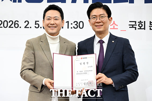 인재영입위원장에 임명된 조정훈 의원(오른쪽).