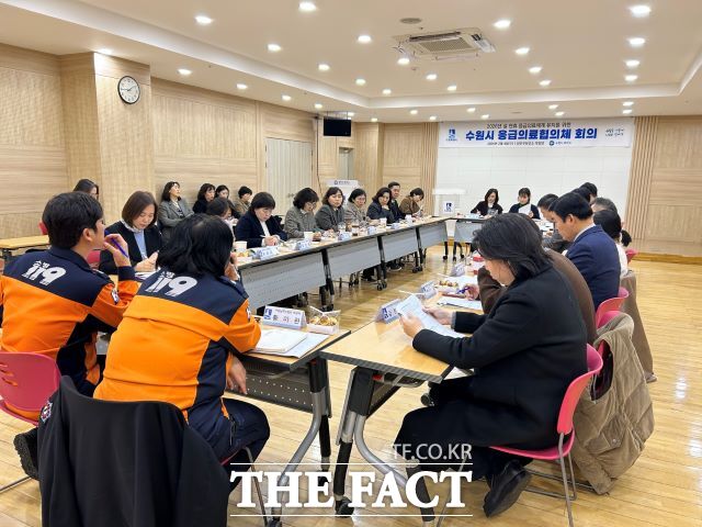수원시 등이 지난 4일 장안구보건소 대강당에서 설 연휴 비상진료대책 등 응급의료 현안을 점검하고 있다. /수원시