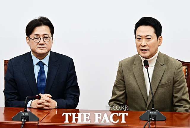 장동혁 국민의힘 대표가 5일 오전 서울 여의도 국회에서 홍익표 청와대 정무수석(왼쪽)을 접견하며 인사말을 하고 있다. /국회=배정한 기자