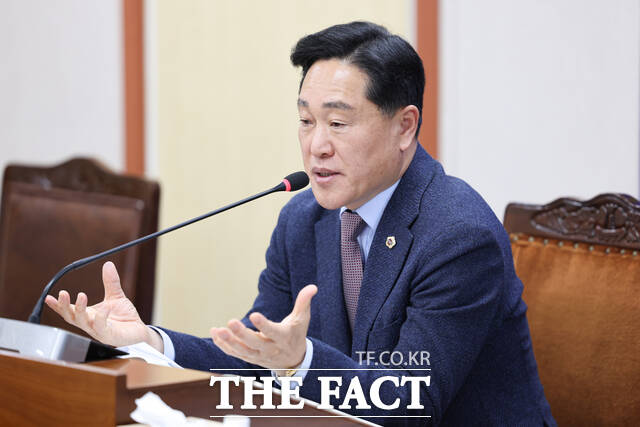 강문성 전남도의회 기획행정위원장이 5일 열린 제396회 임시회 인재육성국 업무보고에서 전남대학교 여수캠퍼스 발전 방향 재정립 필요성을 강조하고 있다. /전라남도의회