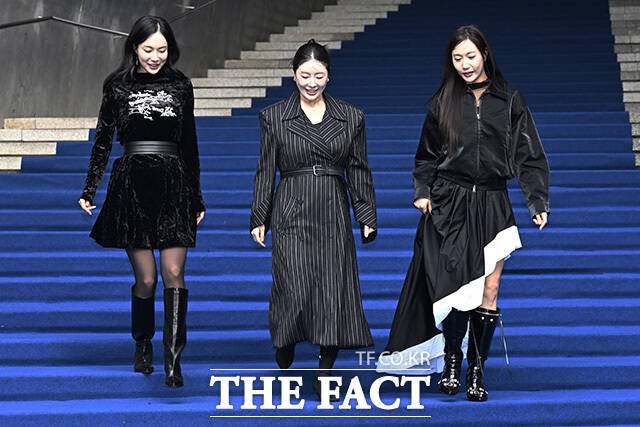 가수 김나희와 나비, 별사랑(왼쪽부터)이 블루카펫을 밟고 있다.