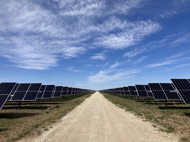 기후에너지환경부는 정부서울청사 별관 국제회의실에서 17개 광역시도가 참여한 제1차 중앙·지방 에너지 대전환 협의회를 열고 햇빛소득마을추진단을 이달 중 가동한다고 5일 밝혔다. 사진은 미국 텍사스 주 콘초밸리 태양광 발전소. / 한국중부발전