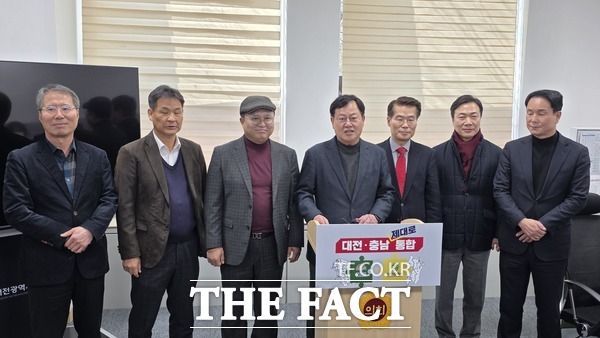 이은권 국민의힘 대전시당위원장(오른쪽에서 네 번째)을 비롯한 대전 지역 7개 당협위원장들이 5일 대전시의회에서 합동 기자회견을 열고 더불어민주당 주도의 통합 특별법 졸속 추진 중단을 촉구했다. /정예준 기자